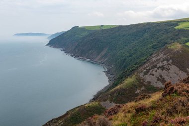 Kuzey Devon sahilindeki Foreland Point 'teki sahil şeridinin manzara fotoğrafı.