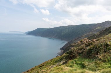 Kuzey Devon sahilindeki Foreland Point 'teki sahil şeridinin manzara fotoğrafı.