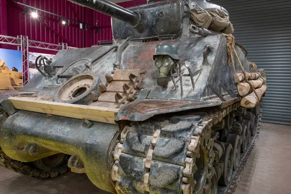 Bovington. Dorset. Birleşik Krallık. 25 Şubat 2024. Filmdeki Sherman M4A2 tankı Dorset 'teki Tank Müzesi' nde sergileniyor.
