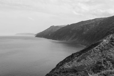 Kuzey Devon sahilindeki Foreland Point 'teki sahil şeridinin manzara fotoğrafı.