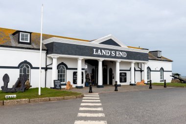 Lands Sonu. Cornwall 'daki Lands End' deki turizm merkezinin girişinin fotoğrafı.