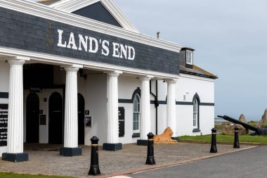 Lands Sonu. Cornwall 'daki Lands End' deki turizm merkezinin girişinin fotoğrafı.