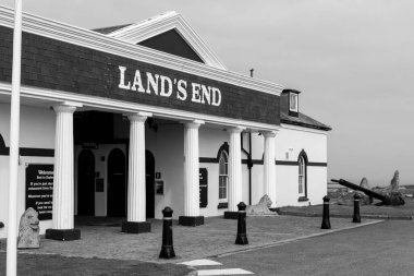 Lands Sonu. Cornwall 'daki Lands End' deki turizm merkezinin girişinin fotoğrafı.