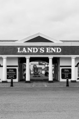 Lands Sonu. Cornwall 'daki Lands End' deki turizm merkezinin girişinin fotoğrafı.