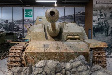 Bovington. Dorset. Birleşik Krallık. 25 Şubat 2024. İkinci Dünya Savaşı 'ndan kalma bir Stug 3 tankı Dorset' teki Tank Müzesi 'nde sergileniyor.
