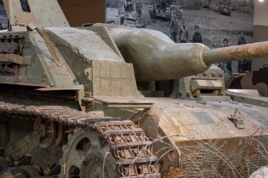 Bovington. Dorset. Birleşik Krallık. 25 Şubat 2024. İkinci Dünya Savaşı 'ndan kalma bir Stug 3 tankı Dorset' teki Tank Müzesi 'nde sergileniyor.