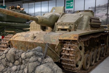 Bovington. Dorset. Birleşik Krallık. 25 Şubat 2024. İkinci Dünya Savaşı 'ndan kalma bir Stug 3 tankı Dorset' teki Tank Müzesi 'nde sergileniyor.