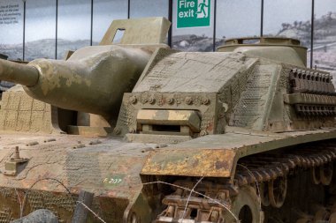 Bovington. Dorset. Birleşik Krallık. 25 Şubat 2024. İkinci Dünya Savaşı 'ndan kalma bir Stug 3 tankı Dorset' teki Tank Müzesi 'nde sergileniyor.