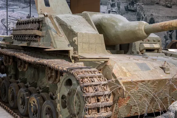 Bovington. Dorset. Birleşik Krallık. 25 Şubat 2024. İkinci Dünya Savaşı 'ndan kalma bir Stug 3 tankı Dorset' teki Tank Müzesi 'nde sergileniyor.