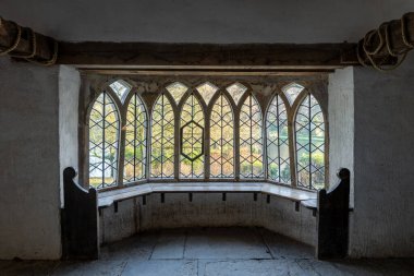 Stourhead 'deki sonbahar renklerinin Gotik kulübesinin penceresinden bak