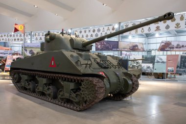 Bovington. Dorset. Birleşik Krallık. 25 Şubat 2024. Dünya Savaşı 'ndan kalma Sherman Firefly tankı Dorset' teki Tank Müzesi 'nde sergileniyor.