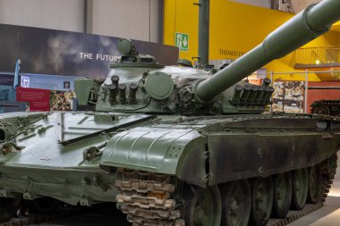 Bovington. Dorset. Birleşik Krallık. 25 Şubat 2024.A T-72 Ana Savaş Tankı Dorset 'teki Tank Müzesi' nde sergileniyor.