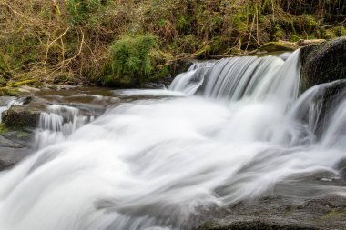 Exmoor Ulusal Parkı 'ndaki Watersmeet' te Hoar Oak Nehri 'nde uzun süre bir şelale görüldü.