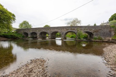 Exmoor Ulusal Parkı 'ndaki Withypool köprüsünün altından akan Barle nehrinin fotoğrafı