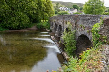Exmoor Ulusal Parkı 'ndaki Withypool köprüsünün altından akan Barle nehrinin fotoğrafı