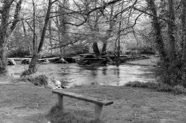 Fotoğraf: 4x4 Barle Nehri 'ni geçerken Tarr' ın Exmoor Ulusal Parkı 'ndaki köprüde çekilmiş.