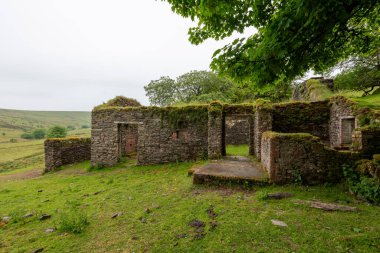 Hoar Oak 'un Exmoor Ulusal Parkı' ndaki Hoar Oak Vadisi 'ndeki kır evinin fotoğrafı.