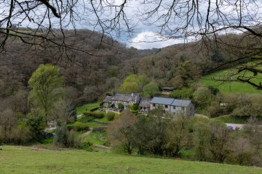 Tarr Steps. Somerset. Birleşik Krallık. 28. 2024 Tarr Farm Inn 'in Exmoor Ulusal Parkı Tarr Basamakları' ndaki fotoğrafı.