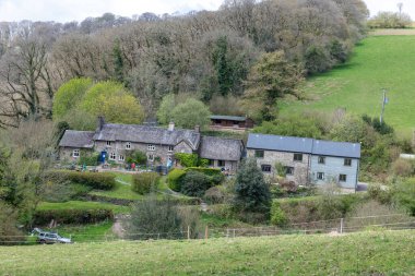 Tarr Steps. Somerset. Birleşik Krallık. 28. 2024 Tarr Farm Inn 'in Exmoor Ulusal Parkı Tarr Basamakları' ndaki fotoğrafı.