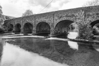Exmoor Ulusal Parkı 'ndaki Withypool köprüsünün altından akan Barle nehrinin fotoğrafı