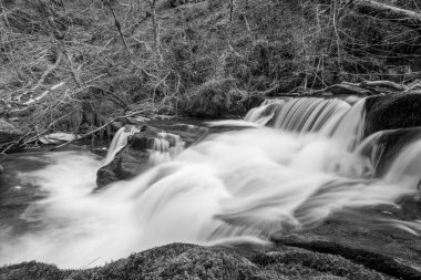 Exmoor Ulusal Parkı 'ndaki Watersmeet' te Hoar Oak Nehri 'nde uzun süre bir şelale görüldü.