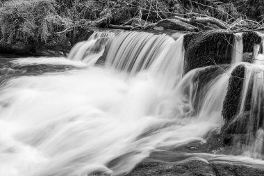 Exmoor Ulusal Parkı 'ndaki Watersmeet' te Hoar Oak Nehri 'nde uzun süre bir şelale görüldü.