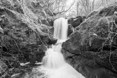 Exmoor Ulusal Parkı 'ndaki Watersmeet' te Hoar Oak Nehri 'nde uzun süre bir şelale görüldü.