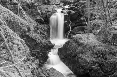 Exmoor Ulusal Parkı 'ndaki Watersmeet' te Hoar Oak Nehri 'nde uzun süre bir şelale görüldü.