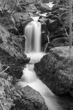 Exmoor Ulusal Parkı 'ndaki Watersmeet' te Hoar Oak Nehri 'nde uzun süre bir şelale görüldü.