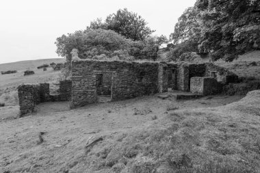 Hoar Oak 'un Exmoor Ulusal Parkı' ndaki Hoar Oak Vadisi 'ndeki kır evinin fotoğrafı.