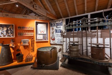 Glastonbury. Somerset. Birleşik Krallık. 30 Aralık 2023. Mandıra endüstrisinden bir antika ve hatıra koleksiyonu Somerset Kırsal Yaşam Müzesi 'nde sergileniyor.