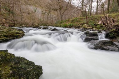 Doğu Lyn nehri üzerinde Exmoor Ulusal Parkı 'ndaki Watersmeet' te uzun süre bir şelale görüldü.