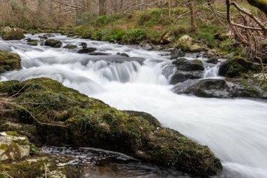 Doğu Lyn nehri üzerinde Exmoor Ulusal Parkı 'ndaki Watersmeet' te uzun süre bir şelale görüldü.