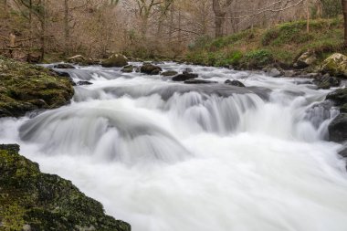 Doğu Lyn nehri üzerinde Exmoor Ulusal Parkı 'ndaki Watersmeet' te uzun süre bir şelale görüldü.