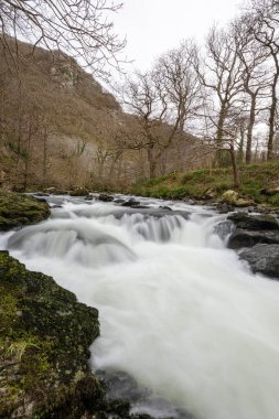 Doğu Lyn nehri üzerinde Exmoor Ulusal Parkı 'ndaki Watersmeet' te uzun süre bir şelale görüldü.