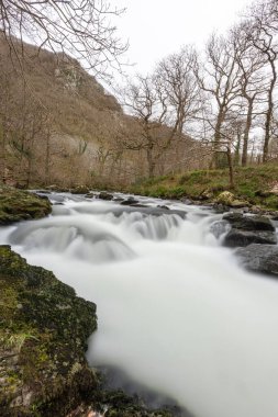 Doğu Lyn nehri üzerinde Exmoor Ulusal Parkı 'ndaki Watersmeet' te uzun süre bir şelale görüldü.