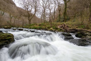 Doğu Lyn nehri üzerinde Exmoor Ulusal Parkı 'ndaki Watersmeet' te uzun süre bir şelale görüldü.