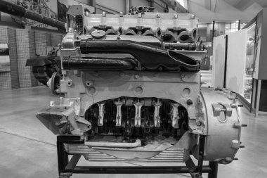 Bovington. Dorset. Birleşik Krallık. 25 Şubat 2024.A 4.2 litre Jaguar ve Akrep tankı Dorset 'teki Tank Müzesi' nde sergileniyor.