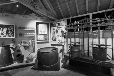 Glastonbury. Somerset. Birleşik Krallık. 30 Aralık 2023. Mandıra endüstrisinden bir antika ve hatıra koleksiyonu Somerset Kırsal Yaşam Müzesi 'nde sergileniyor.