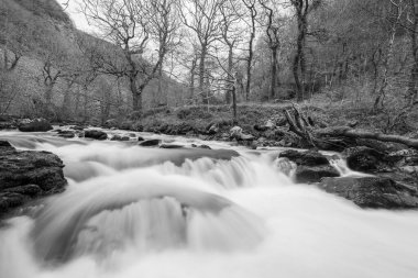 Doğu Lyn nehri üzerinde Exmoor Ulusal Parkı 'ndaki Watersmeet' te uzun süre bir şelale görüldü.