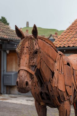 Glastonbury. Somerset. Birleşik Krallık. 24 Mart 2024 Harriet Mead 'in Punch adlı at heykelinin bir heykeli Somerset Kırsal Yaşam Müzesi' nde sergileniyor.