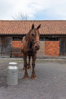 Glastonbury. Somerset. Birleşik Krallık. 24 Mart 2024 Harriet Mead 'in Punch adlı at heykelinin bir heykeli Somerset Kırsal Yaşam Müzesi' nde sergileniyor.