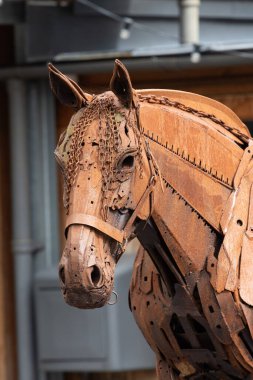 Glastonbury. Somerset. Birleşik Krallık. 24 Mart 2024 Harriet Mead 'in Punch adlı at heykelinin bir heykeli Somerset Kırsal Yaşam Müzesi' nde sergileniyor.