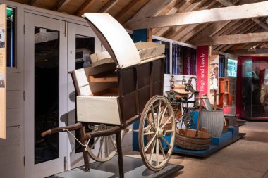 Glastonbury. Somerset. Birleşik Krallık. 24 Mart 2024. Somerset Kırsal Yaşam Müzesi 'nde antika bir fırıncı arabası sergileniyor.