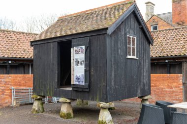 Glastonbury. Somerset. Birleşik Krallık. 24 Mart 2024. Stadyum taşları üzerinde eski moda bir tahıl ambarı Somerset Kırsal Yaşam Müzesi 'nde sergileniyor.