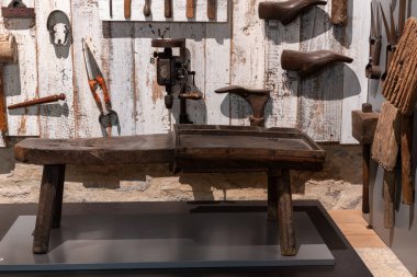 Glastonbury. Somerset. Birleşik Krallık. 24 Mart 2024. Antika ayakkabı üreticileri, Somerset Kırsal Yaşam Müzesi 'nde bir dizi antika ayakkabı imalatçısı aleti sergilemekte.