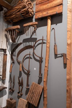 Glastonbury. Somerset. Birleşik Krallık. 24 Mart 2024 'te Somerset Kırsal Yaşam Müzesi' nde antika sazlama aletleri sergileniyor.