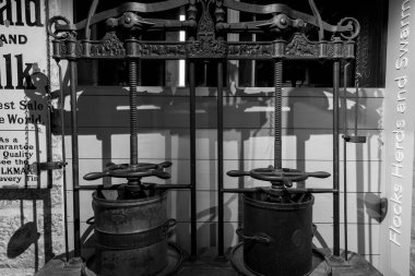 Glastonbury. Somerset. Birleşik Krallık. 24 Mart 2024. 1880 'den kalma antika bir peynir presi Somerset Kırsal Yaşam Müzesi' nde sergileniyor.