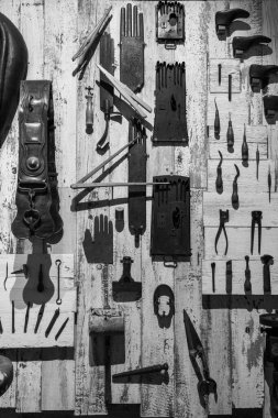 Glastonbury. Somerset. Birleşik Krallık. 24 Mart 2024. Eldiven yapımında kullanılan antika aletler Somerset Kırsal Yaşam Müzesi 'nde sergileniyor.