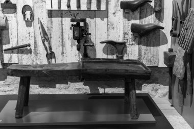 Glastonbury. Somerset. Birleşik Krallık. 24 Mart 2024. Antika ayakkabı üreticileri, Somerset Kırsal Yaşam Müzesi 'nde bir dizi antika ayakkabı imalatçısı aleti sergilemekte.